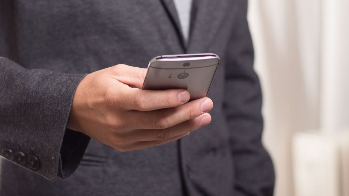 Un hombre usando el teléfono móvil