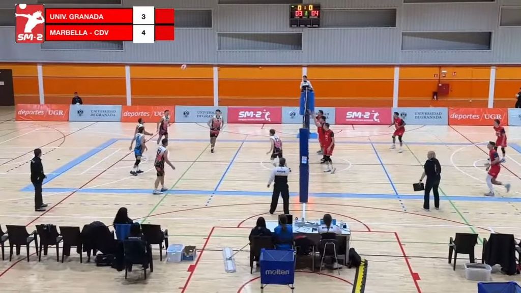 Un instante del partido de voleibol entre el UGR y el Marbella Costa