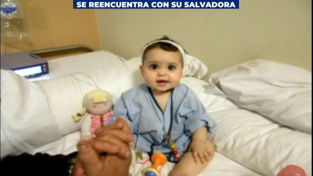 A Ana le dieron dos meses de vida al nacer: trece años después se encuentra con los médicos que curaron la leucemia