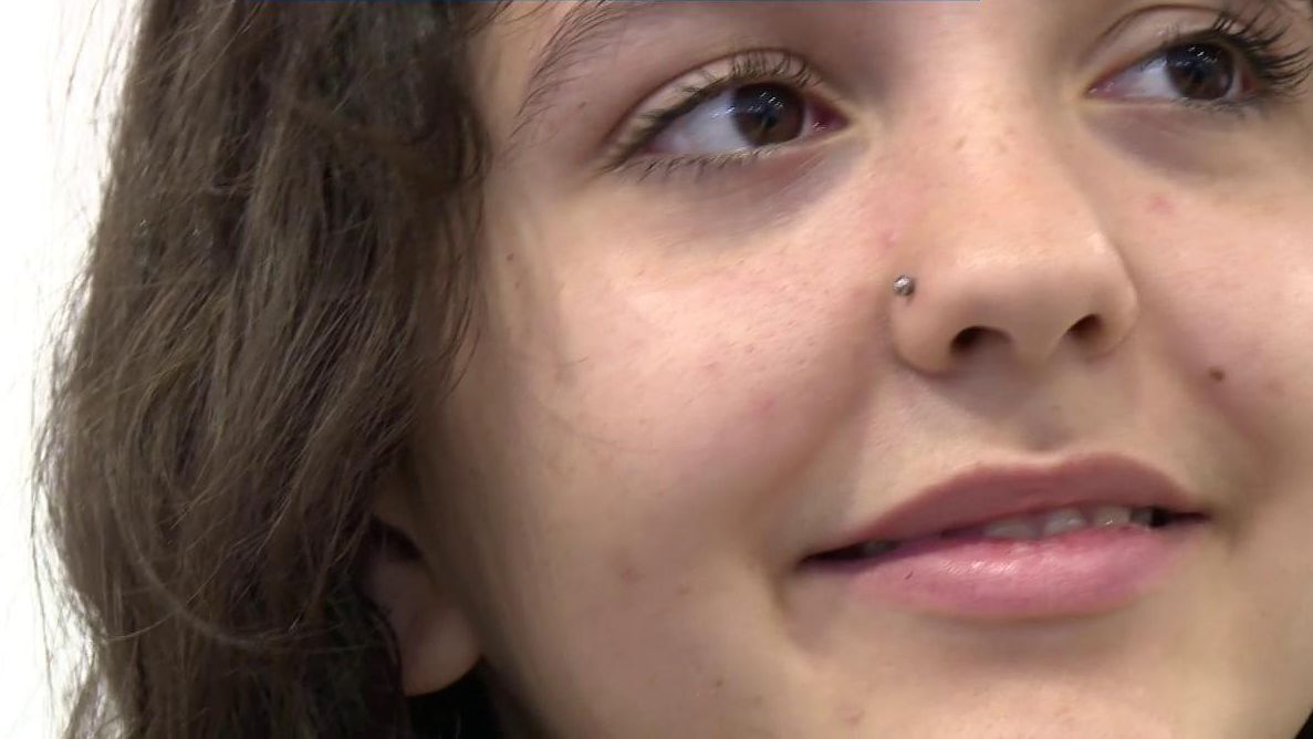 A Ana le dieron dos meses de vida al nacer: trece años después se encuentra con los médicos que curaron la leucemia