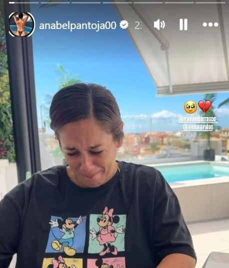 Anabel Pantoja al abrir el regalo de Almudena Navalón y Manuel Carrasco.