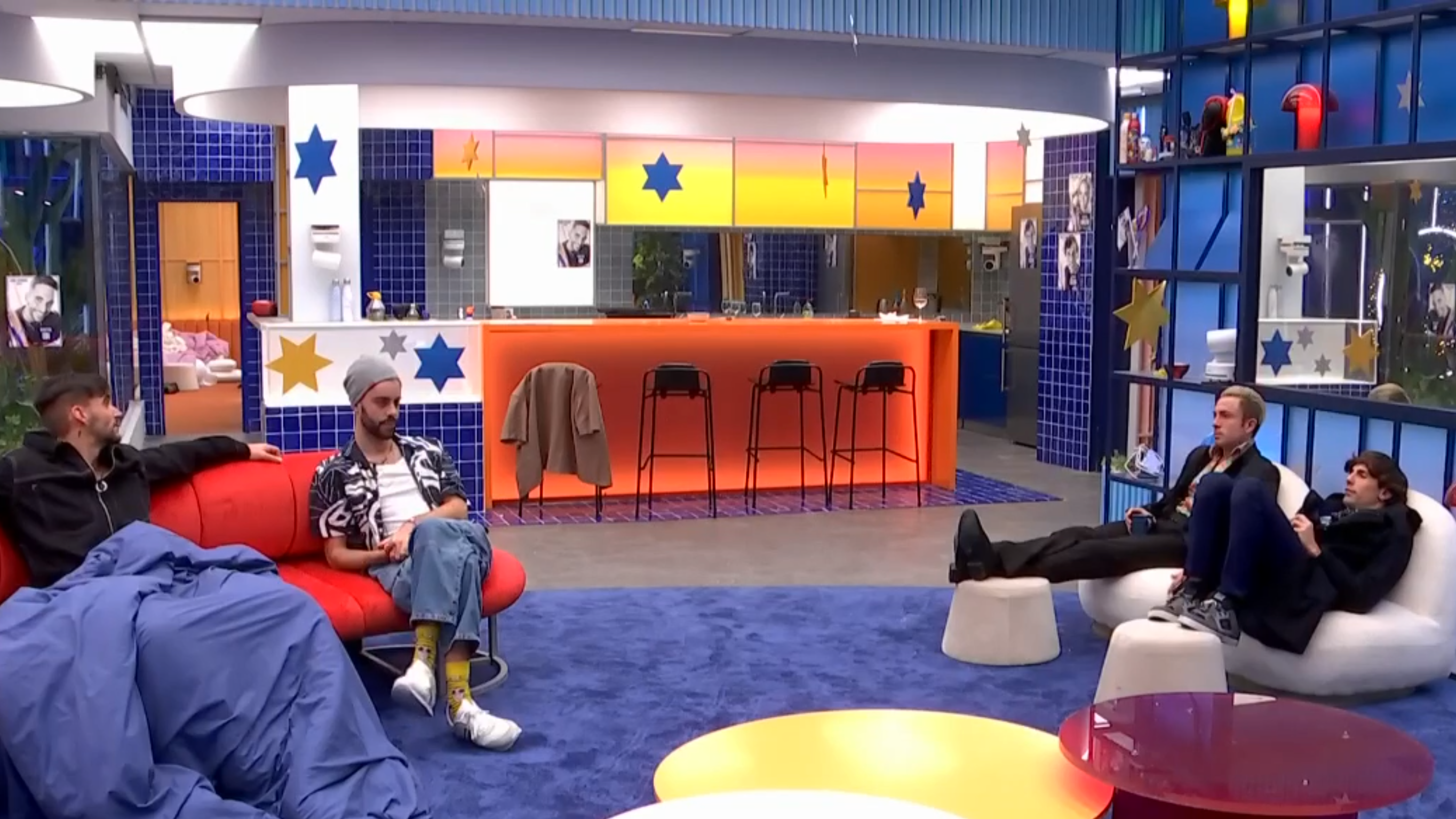 Charla en el salón sobre la final