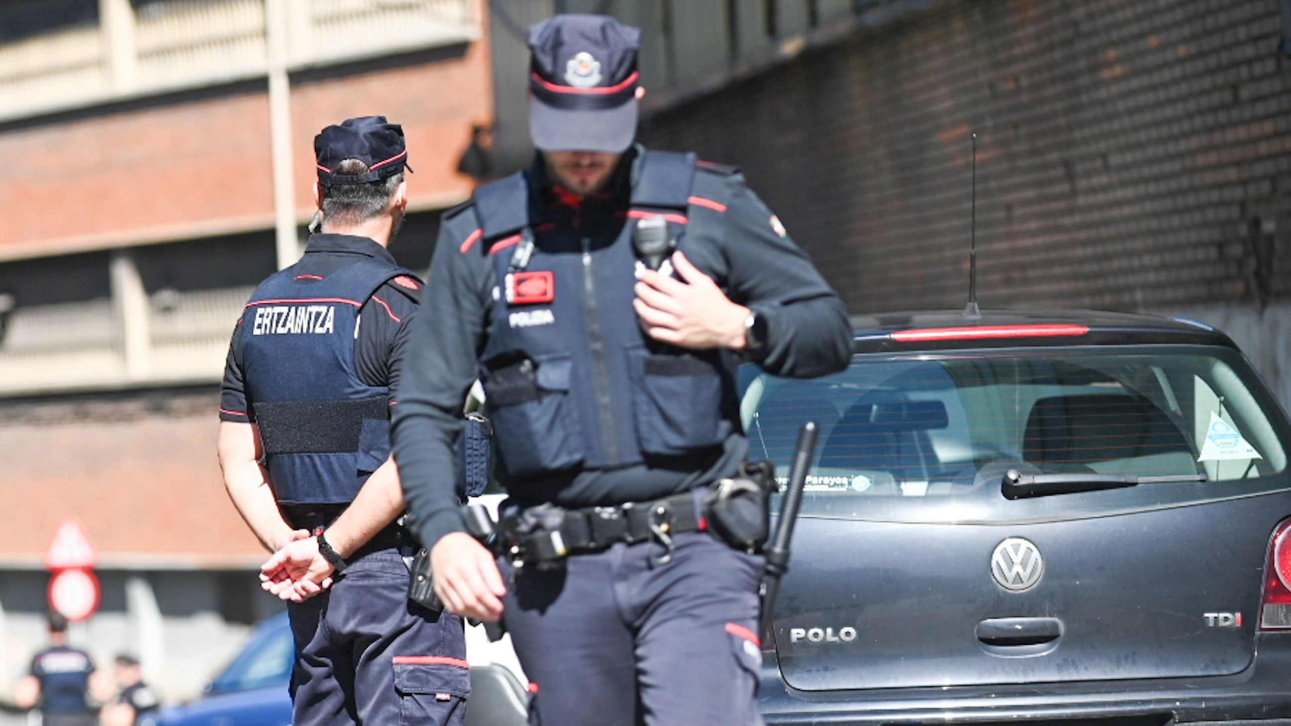 Dos agentes de la Ertzaintza