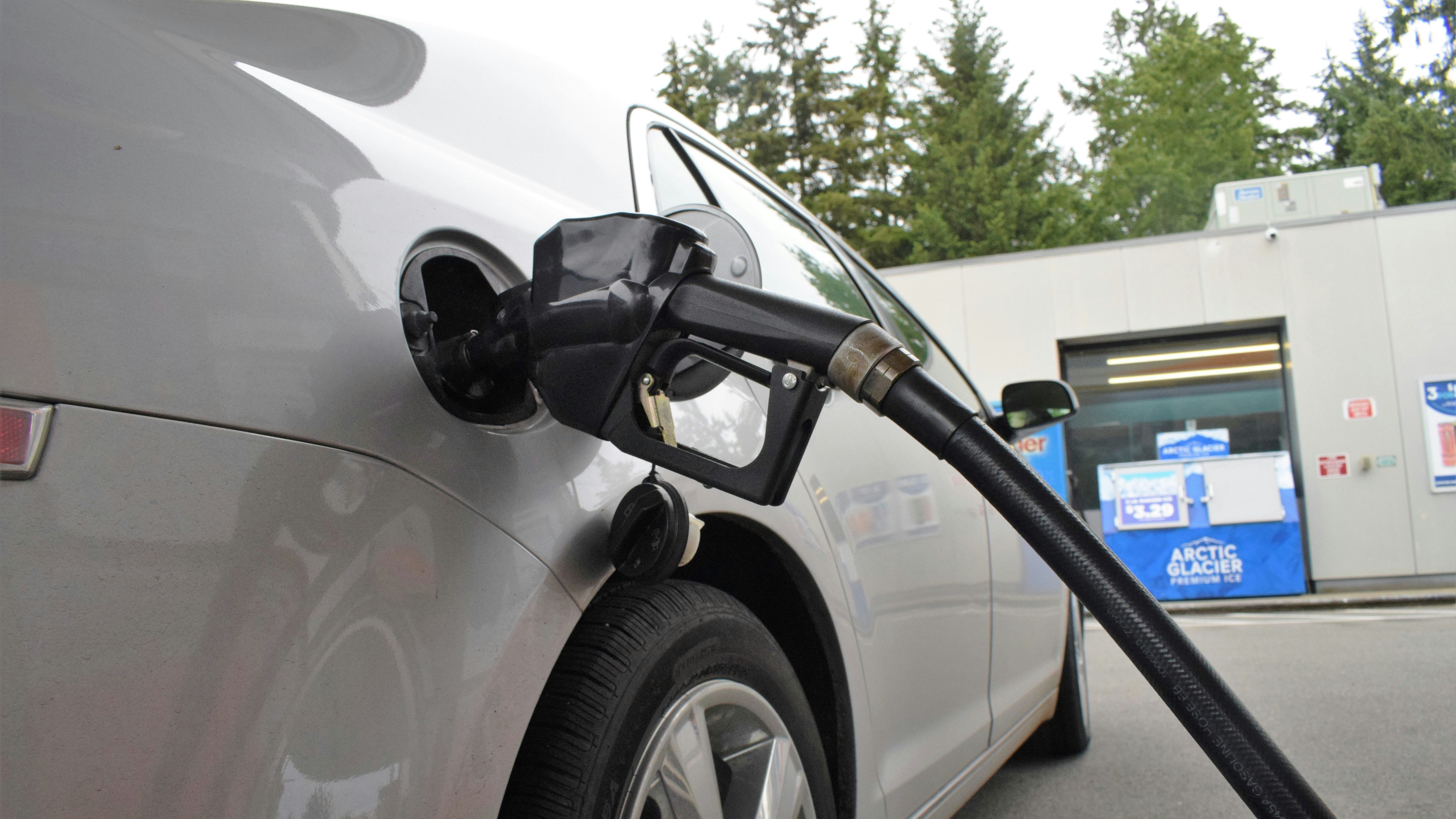 El precio de la gasolina baja.