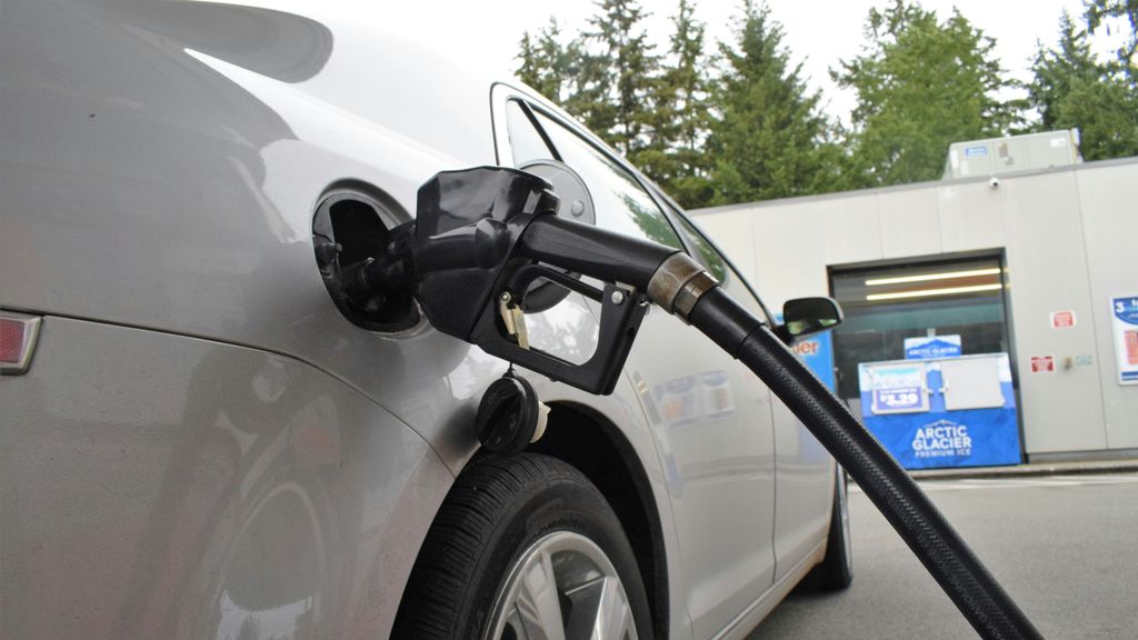 El precio de la gasolina baja.