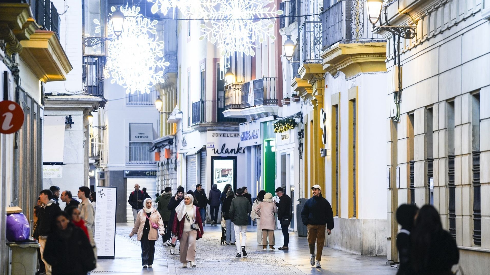 Imágenes del alumbrado navideño, a 11 de diciembre de 2024 en Sevilla