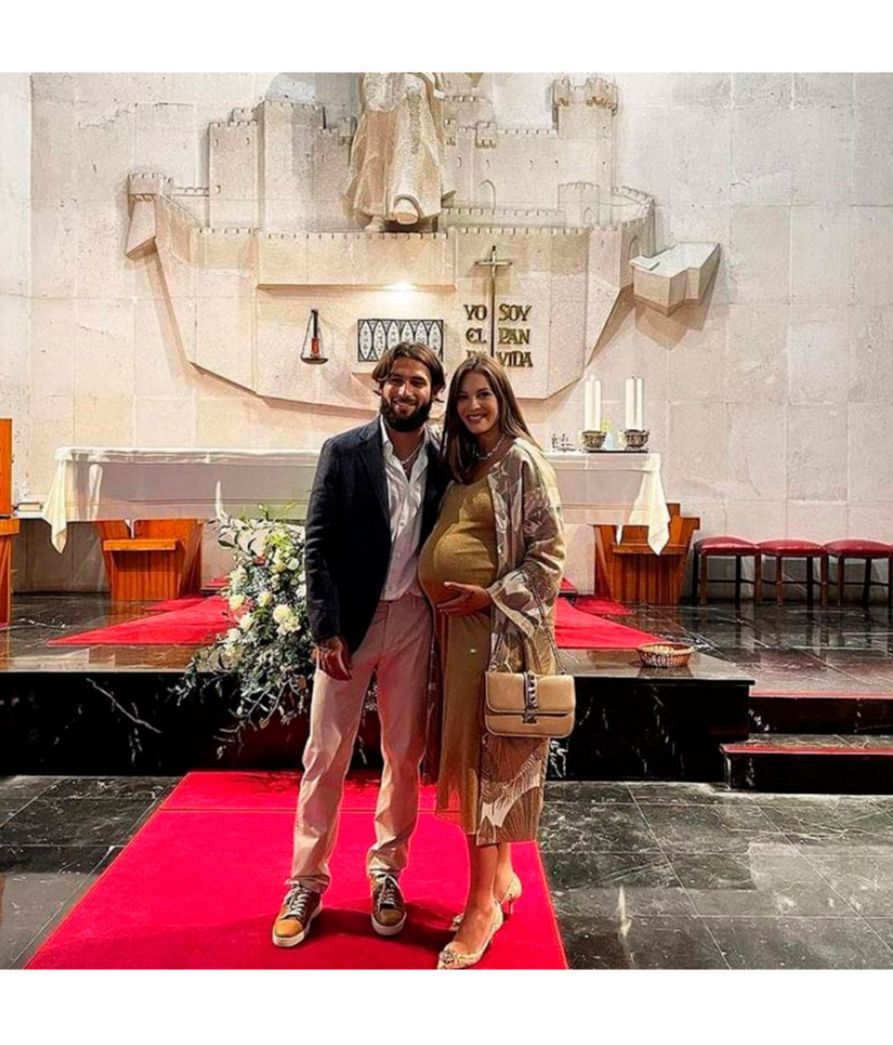 Jessica Bueno y Jota Peleteiro, en la iglesia de Bilbao en la que recibió los sacramentos de la Iglesia católica