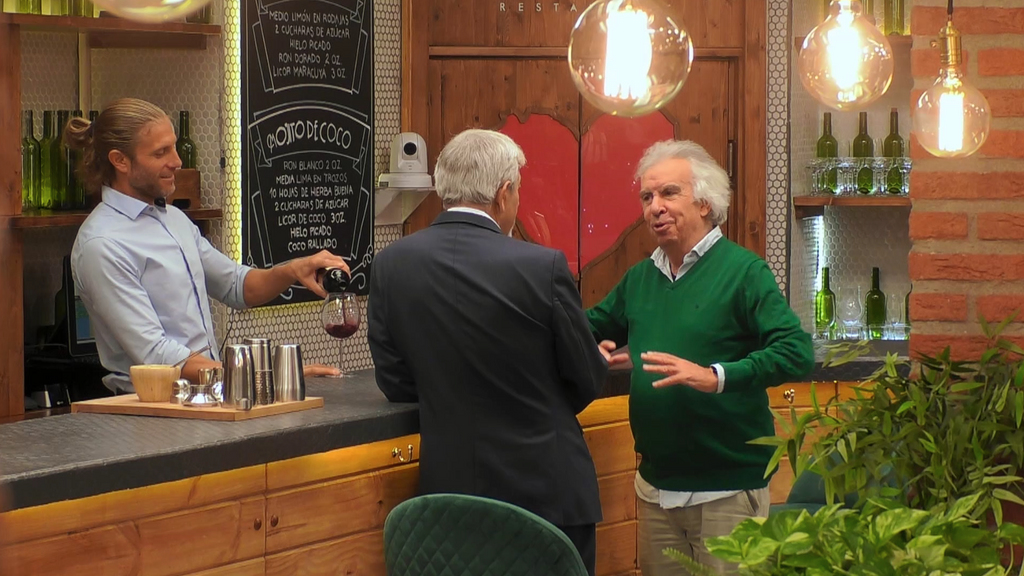 Un soltero vacila a Carlos Sobera nada más entrar en el restaurante: "¡Estás más delgado!"