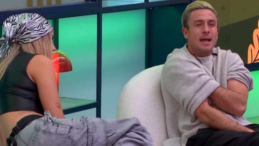 Juan le da consejos a Violeta