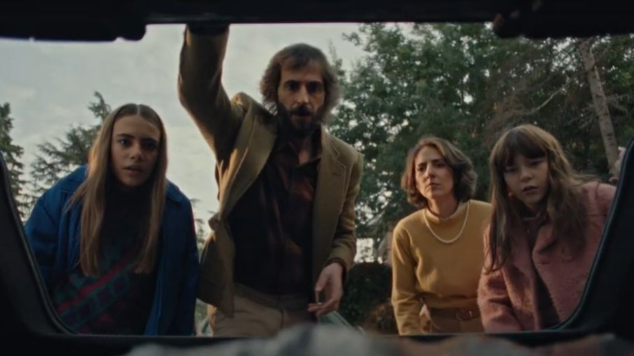 La campaña navideña de la DGT: "Conduce siempre como si llevaras el plato principal de la comida de Navidad"