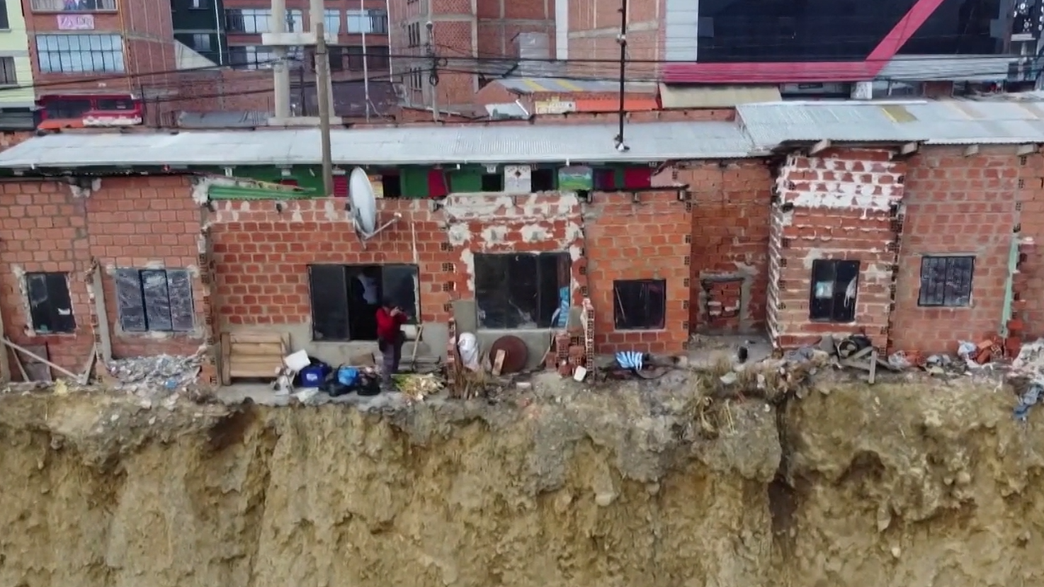 'Las viviendas suicidas', las casas ubicadas en un precipicio de Bolivia que desafían a la gravedad