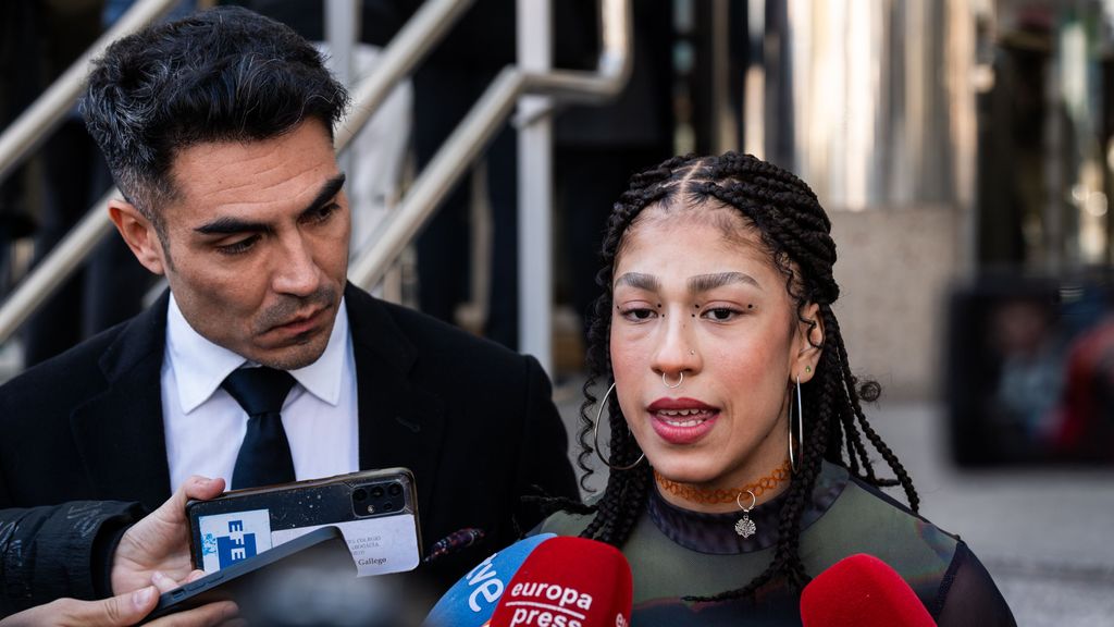 Lesly Guadalupe Ochoa, la becaria que ha denunciado a Nacho Cano, atiende a los medios a su llegada a declarar, en los juzgados de Plaza de Castilla, Madrid