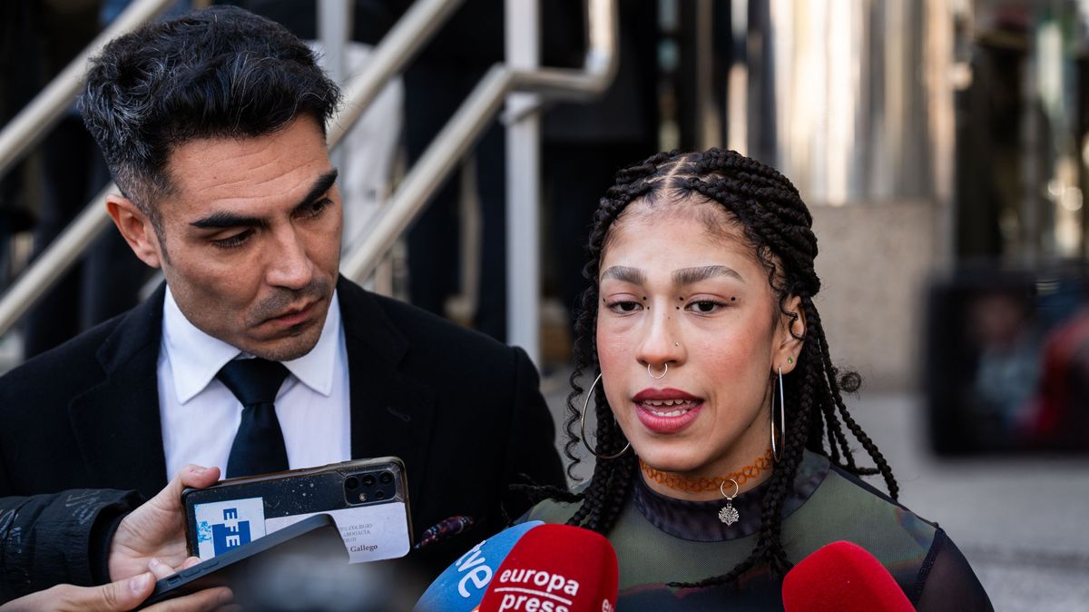 Lesly Guadalupe Ochoa, la becaria que ha denunciado a Nacho Cano, atiende a los medios a su llegada a declarar, en los juzgados de Plaza de Castilla, Madrid