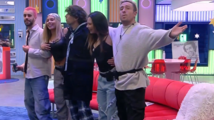 Los concursantes bailan abrazados