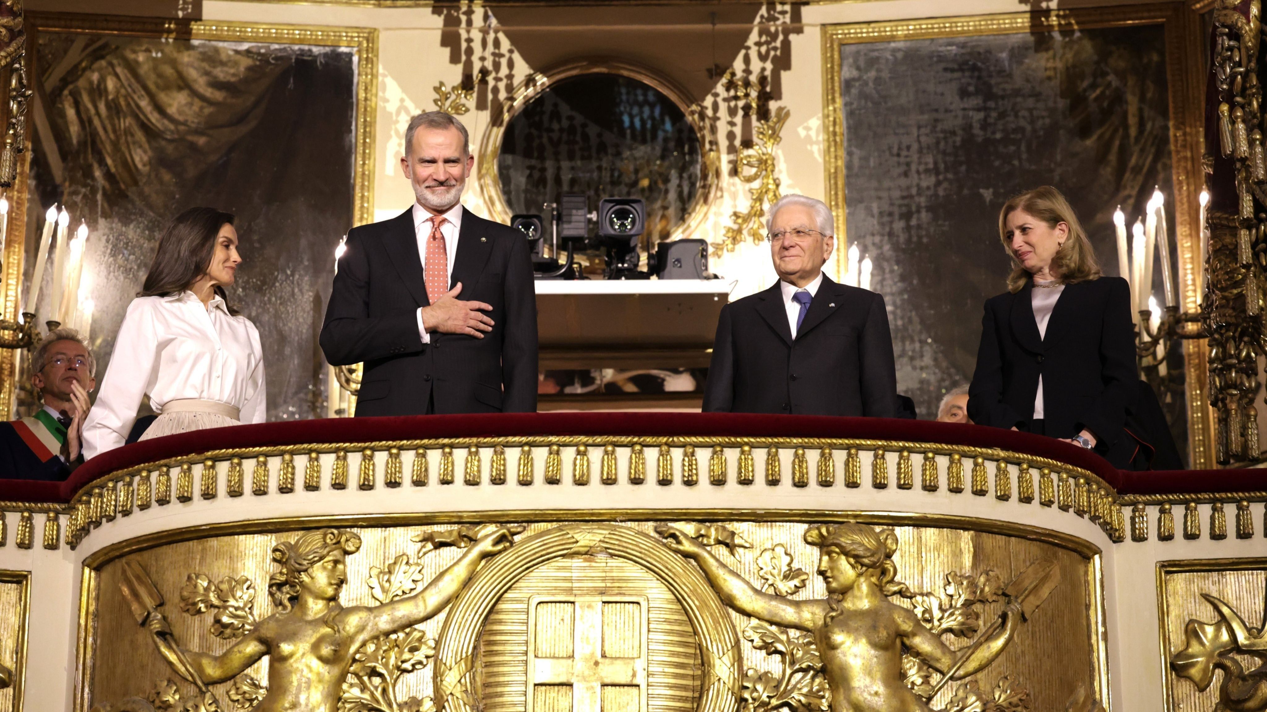 Los Reyes Felipe VI y Letizia junto al presidente de la República Italiana, Sergio Mattarella, durante la ceremonia de entrega del doctorado honoris causa por la Universidad Federico II de Nápoles