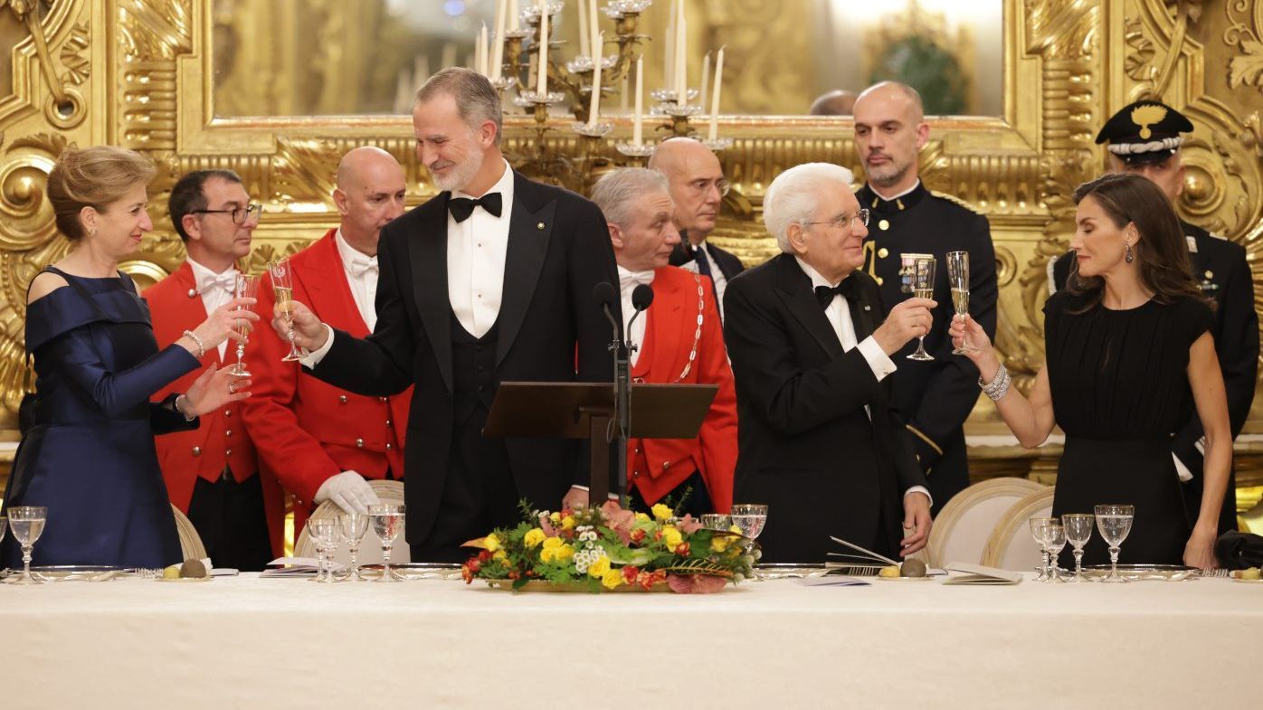 Los reyes Felipe y Letizia junto al presidente italiano, Sergio Mattarella, y su hija, Laura Mattarella, en la cena de gala.
