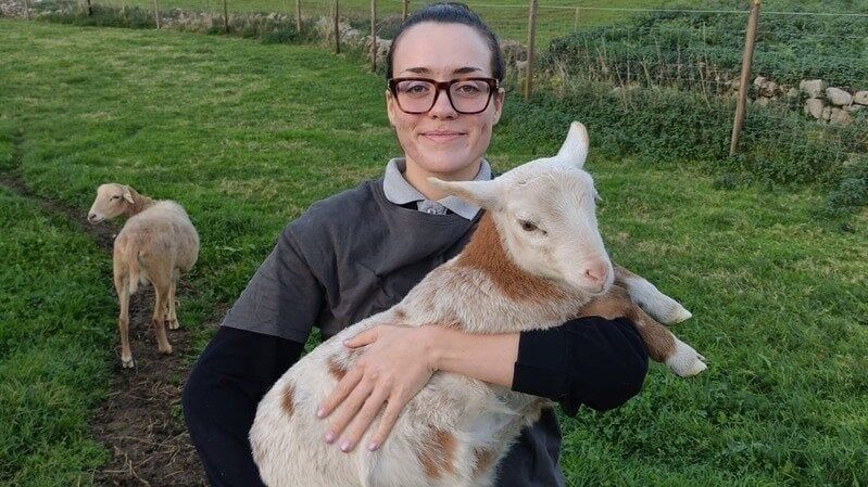 Lucía Maceira con su cordero 'Almodóvar' en su finca de Silleda, Pontevedra