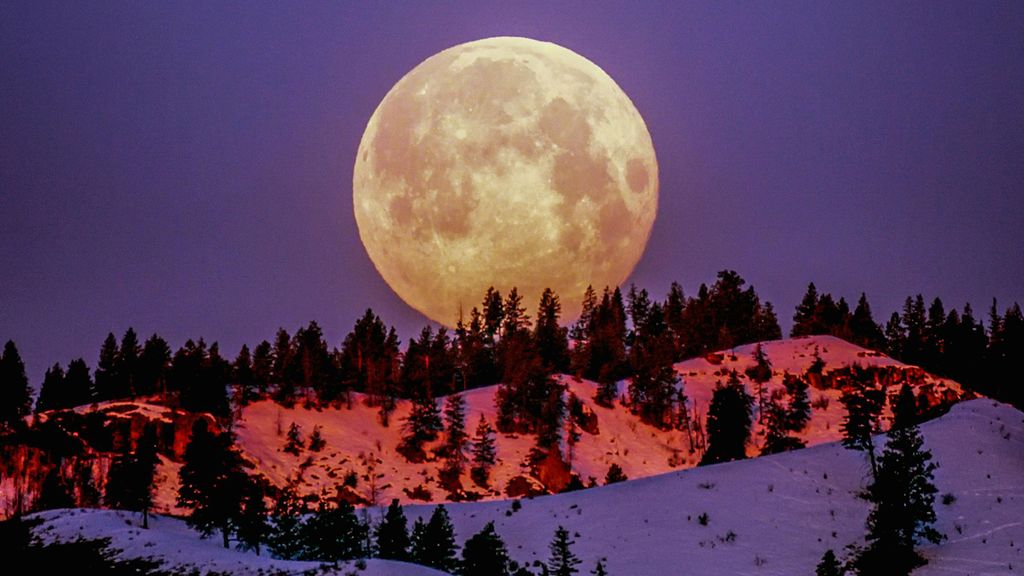 Luna llena sobre un paisaje invernal