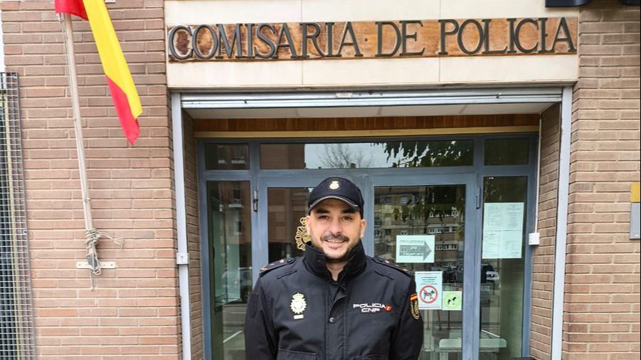 Manuel, el policía que salvó la vida a una septuagenaria en un incendio en Zaragoza