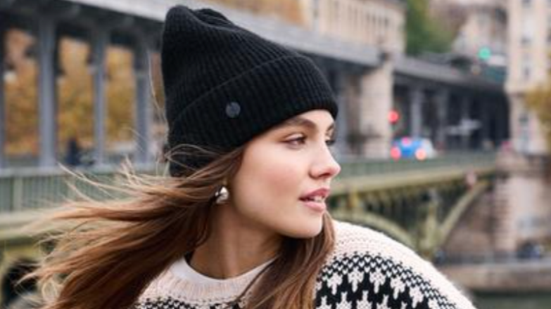 Modelo con gorrito de Stradivarius (7,99 euros)