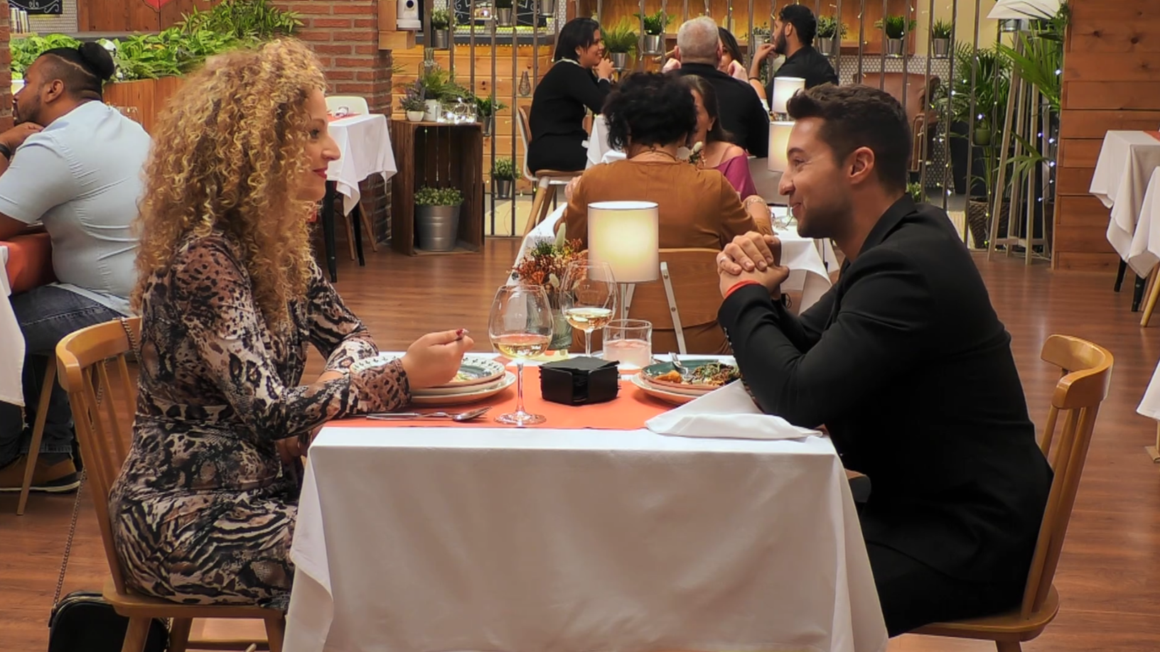 Pemi y Serena intentan conectar durante su cena