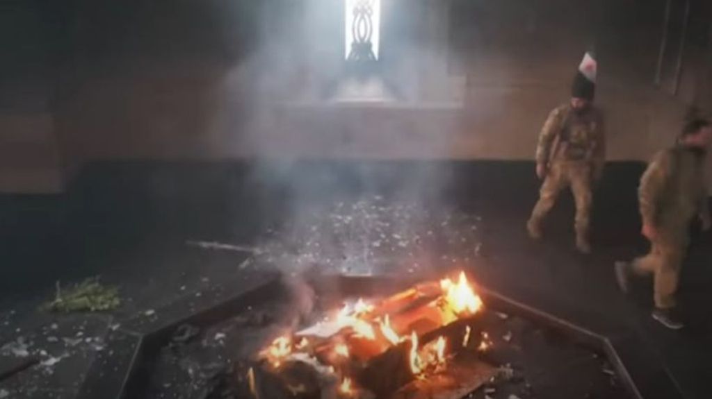 Prenden fuego a la tumba del ex presidente Hafez Asad en Siria y padre del dictador derrocado