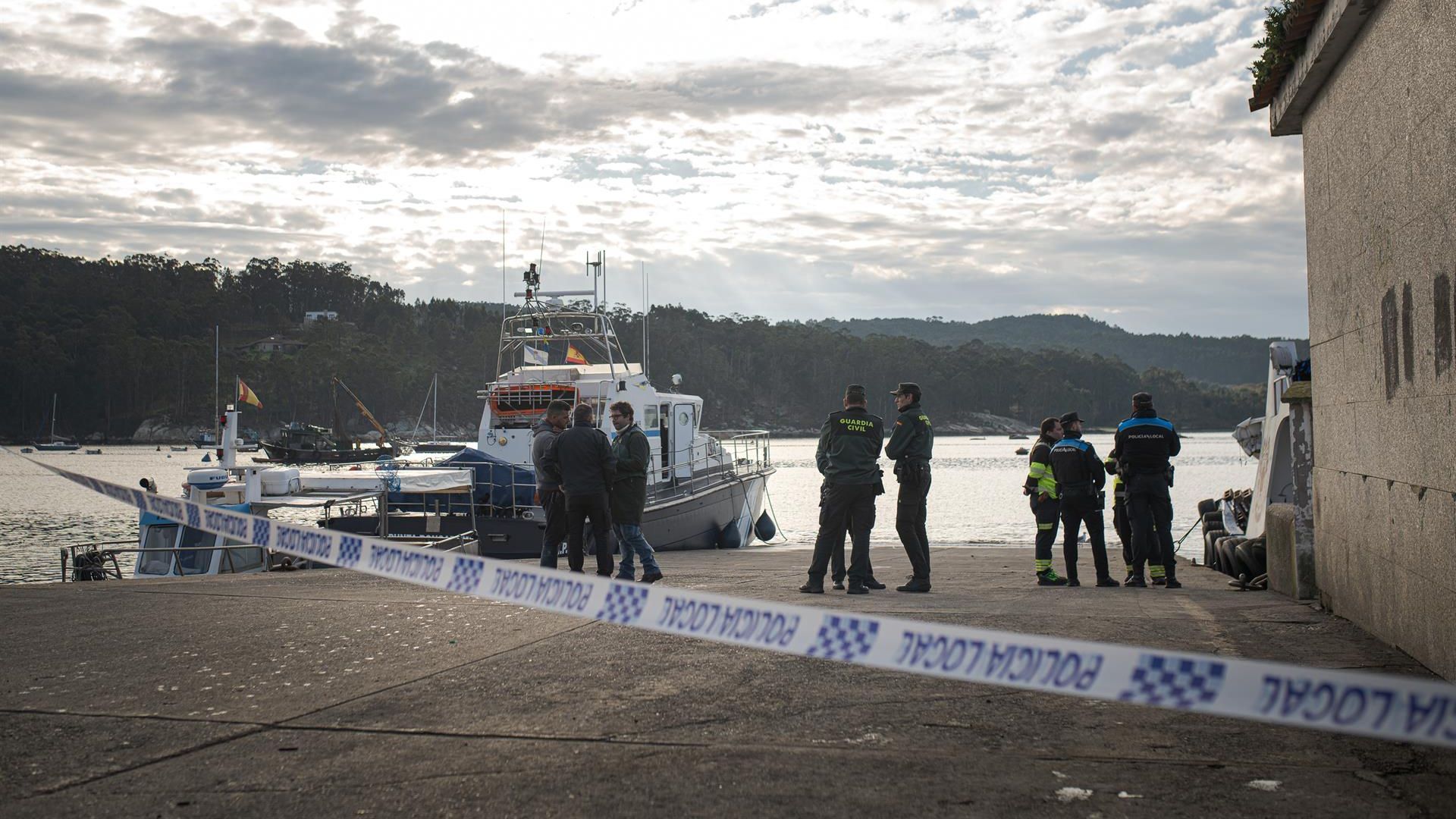 Un fallecido y dos tripulantes rescatados en el hundimiento de un barco 'bateeiro' en O Grove (Pontevedra)