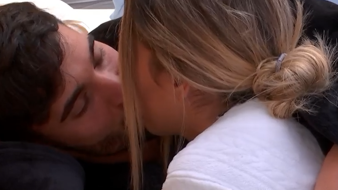 Violeta y Edi se comen a besos