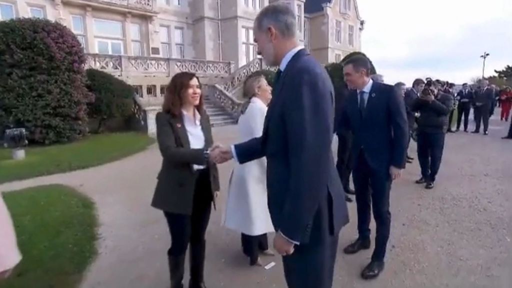 El saludo de Pedro Sánchez a Isabel Díaz Ayuso y resto de políticos