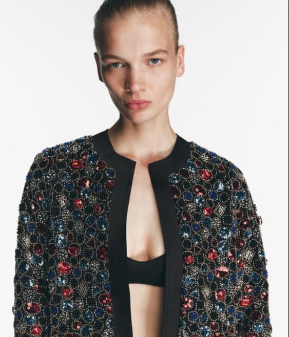 Chaqueta con abalorios, de Zara