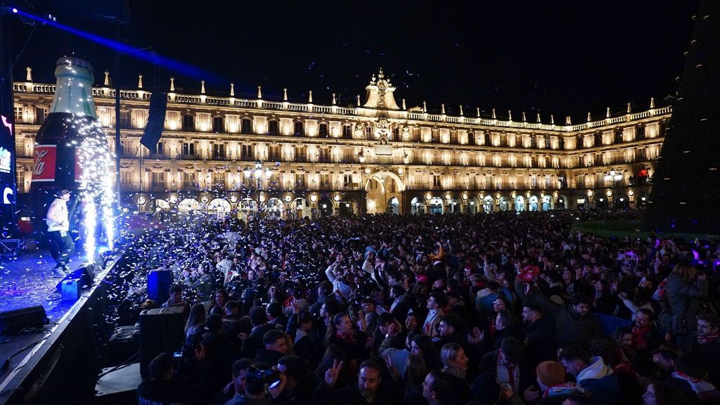 Más de 14.000 jóvenes celebran la Nochevieja anticipada en la plaza mayor de Salamanca