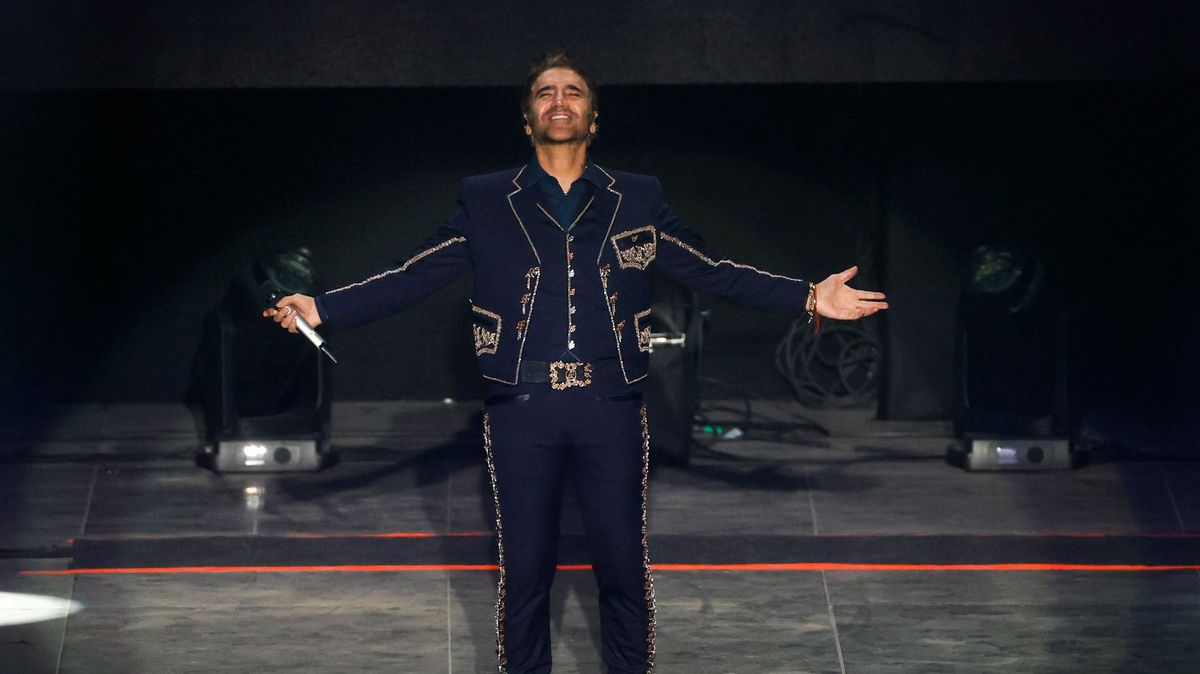 El cantante mexicano Alejandro Fernández, durante el concierto del Starlite Christmas ofrecido este jueves en el IFEMA