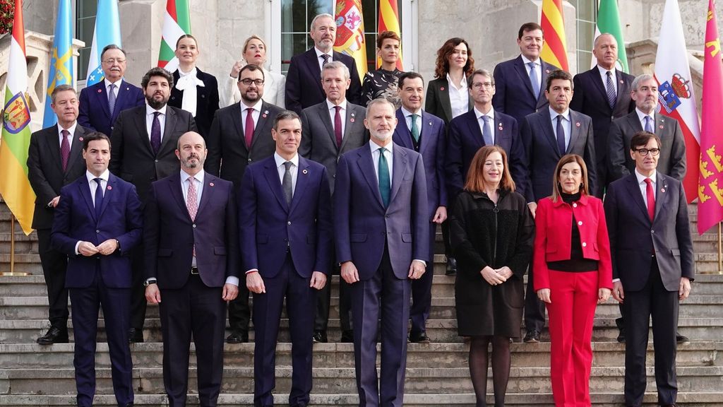 El rey Felipe VI preside la foto de familia previa al inicio de la XXVII Conferencia de Presidentes