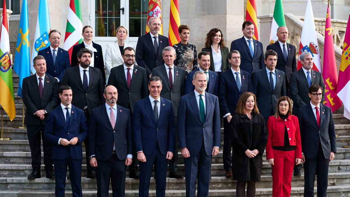 El rey Felipe VI y Pedro Sánchez junto a los presidentes de las Comunidades Autónomas