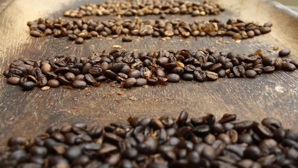 Granos de café durante el proceso de tostado