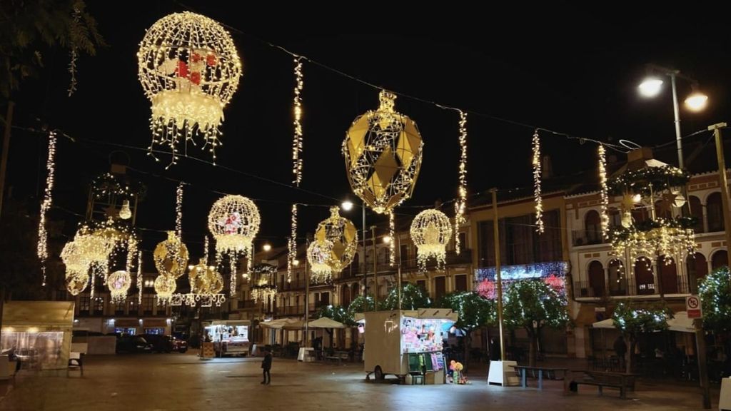 Iluminación navideña en una céntrica plaza de Utrera, Sevilla