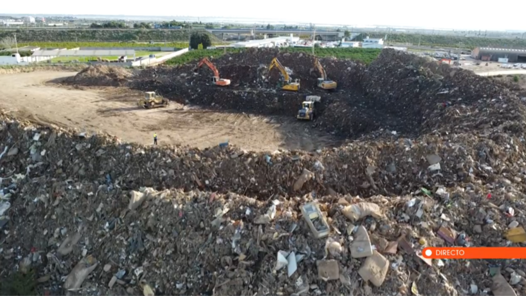 Impresionantes imágenes a vista de dron de toda la basura que ha generado la DANA: "Lo equivalente a 25 años en Valencia"