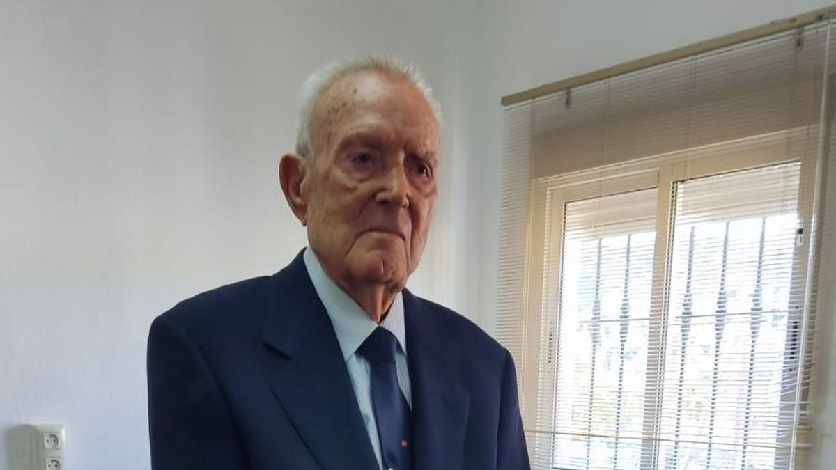 José Torres, con 99 años, el alcalde de Chercos en Almería, el más longevo vuelve a coger el bastón de mando