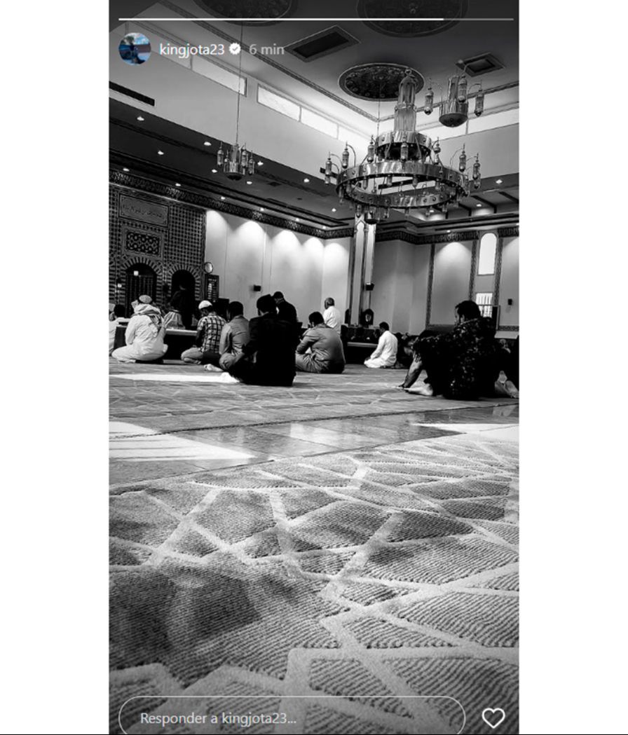 Jota Peleteiro reaparece rezando en una mezquita tras la entrevista de Jessica Bueno