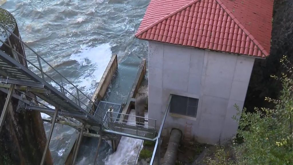 La presa cántabra de Palombrera cuenta con un ascensor que permite la recuperación de los salmones en el río Nansa