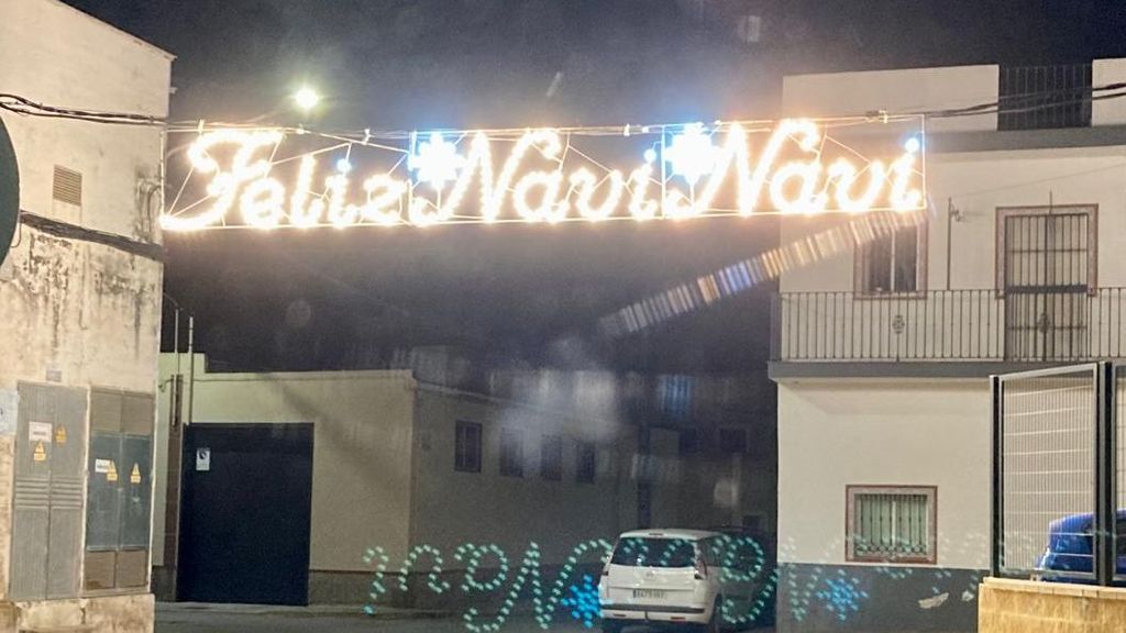 Letrero luminoso que felicita la Navi Navi en una de las entradas de Utrera, en Sevilla