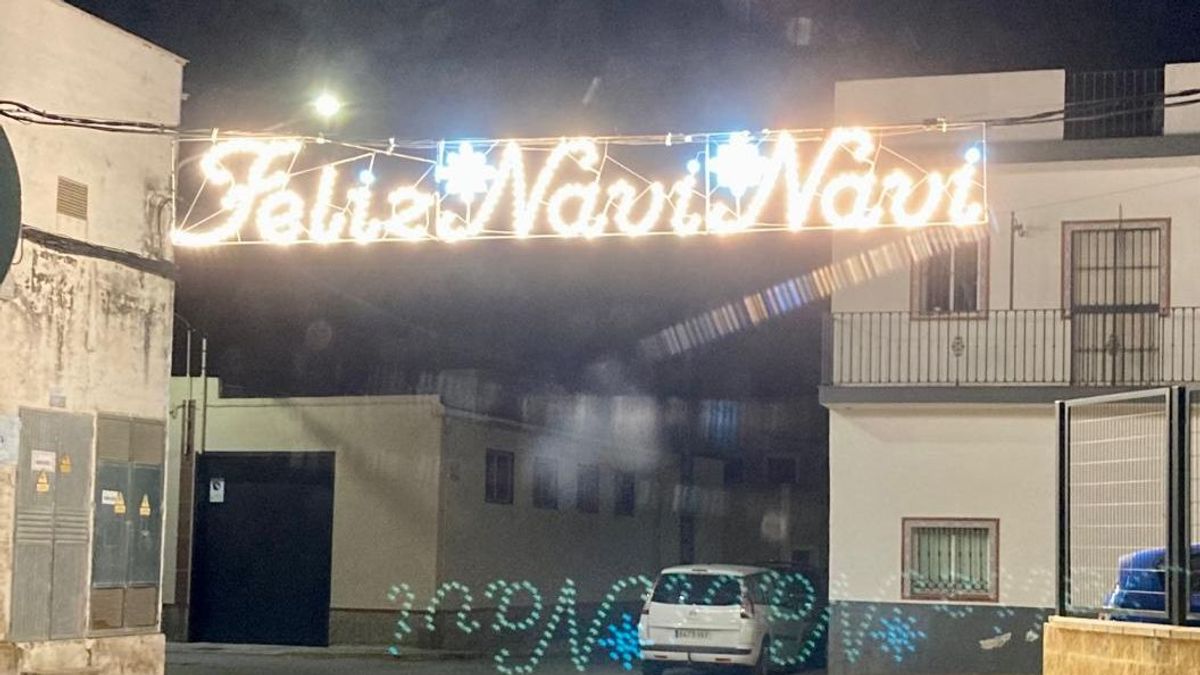 Letrero luminoso que felicita la Navi Navi en una de las entradas de Utrera, en Sevilla