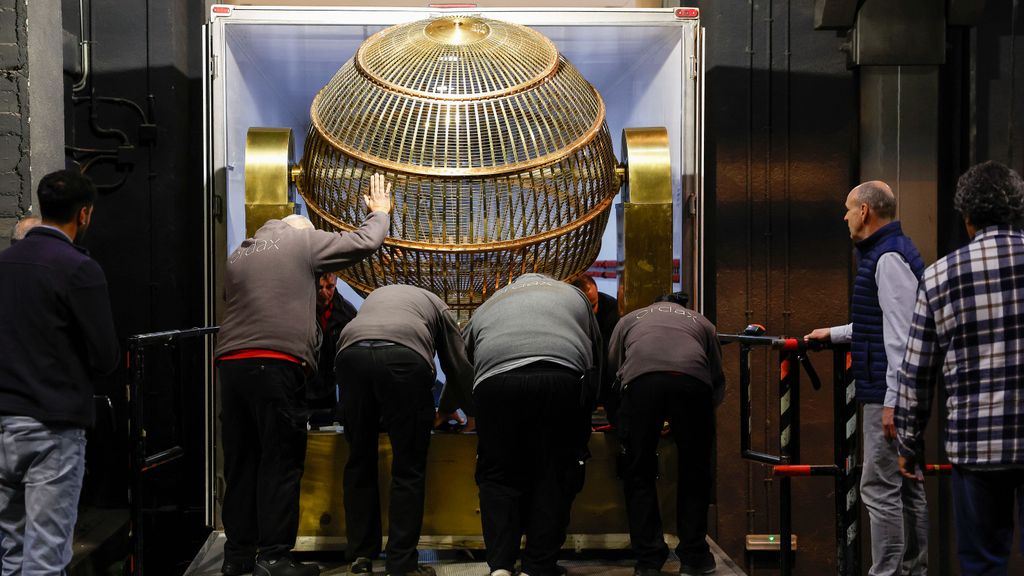 Llegan al Teatro Real los bombos del el Sorteo Extraordinario de Navidad