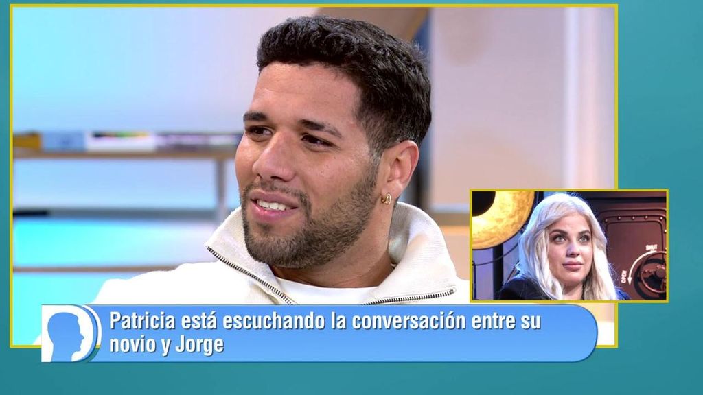 Patricia escucha a su novio Guillermo