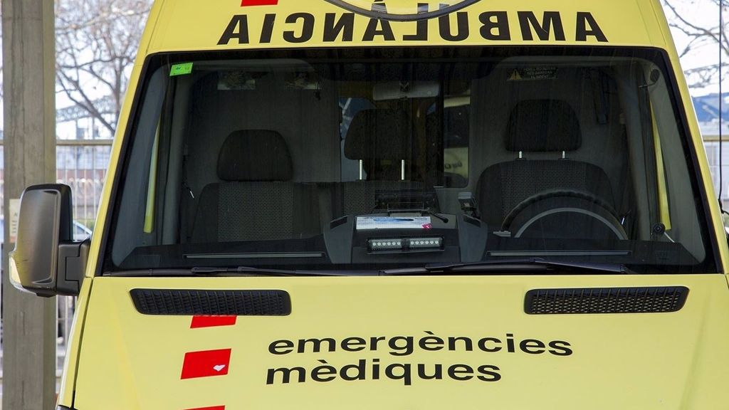 Seis heridos en un accidente entre un autobús nocturno y un coche en Barcelona