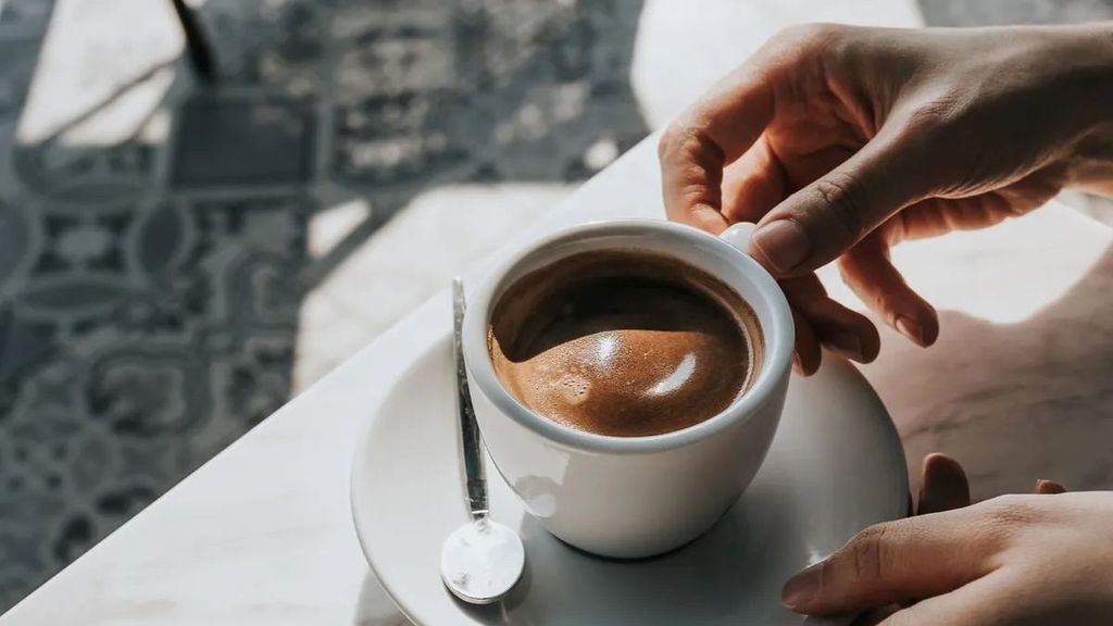 Tomando una taza de café