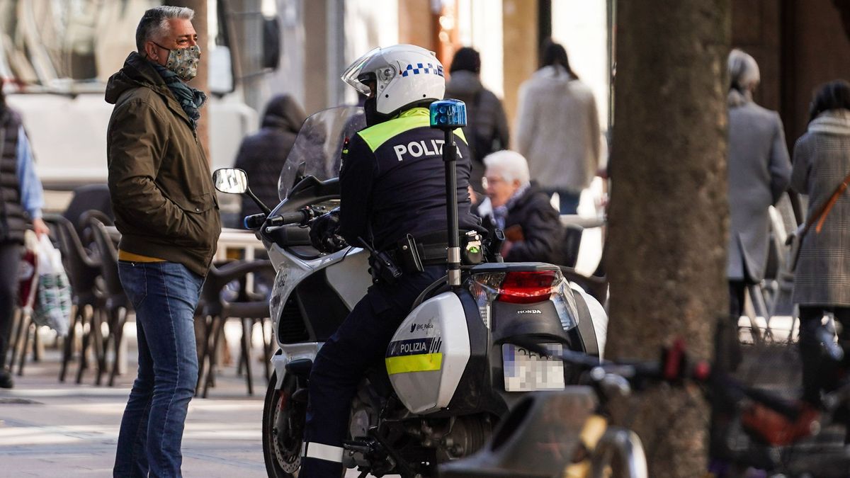 Un agente de la Policía Local de Vitoria habla con un ciudadano