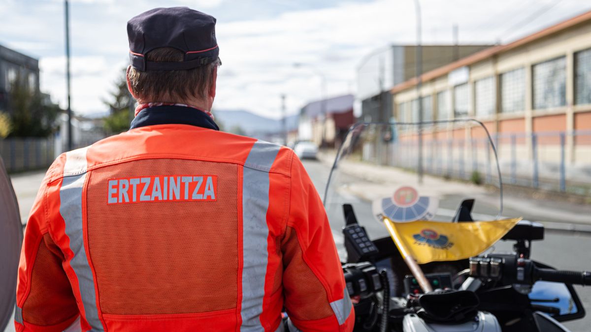 Un agente de tráfico de la Ertzaintza en una carretera de Euskadi