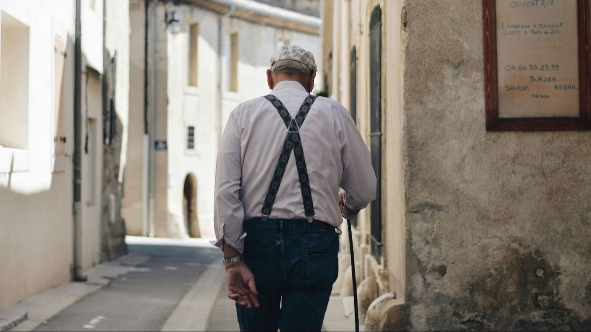 Un anciano caminando