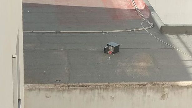 Una de las cajas fuertes lanzadas por los detenidos